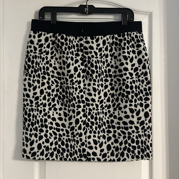 🆕 Ann Taylor Black and Cream Print Pencil Skirt, Size 12 NWT - Picture 2 of 4